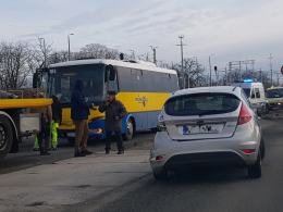 Zderzenie autobusu z osobówką na ulicy Bohaterów Monte Casino