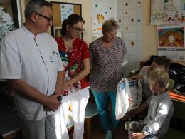 Strażacy obdarowali małych pacjentów z USK