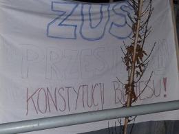 Jesteśmy wolne, niezależne i wielkie. Niemy protest matek pod ZUS