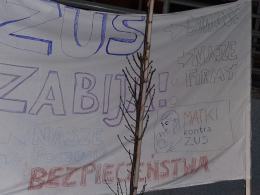 Jesteśmy wolne, niezależne i wielkie. Niemy protest matek pod ZUS