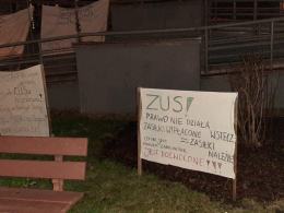 Jesteśmy wolne, niezależne i wielkie. Niemy protest matek pod ZUS