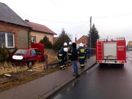 Kierujący Citroenem staranował ogrodzenie i zatrzymał się na posesji