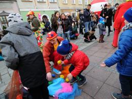 Pod opolskim ratuszem trwa zabawa pod sceną. Zakończy ją pokaz laserowy