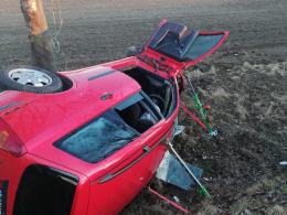 Kierująca fordem zjechała z drogi i uderzyła w drzewo