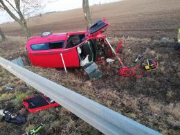 Kierująca fordem zjechała z drogi i uderzyła w drzewo