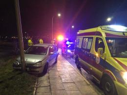 Samochód wjechał w latarnię. Ranna pasażerka