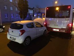 Zderzenie Opla i dwóch autobusów MZK w Opolu