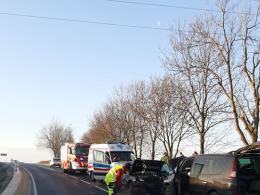 Czołowe zderzenie samochodów osobowych. Dwójka dzieci w szpitalu