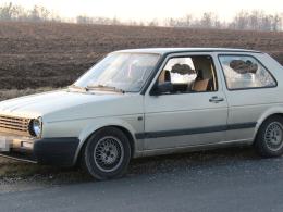 Zabrakło mu benzyny, zostawił auto przy drodze