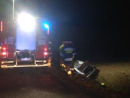 Pracowity dzień dla opolskich strażaków. BMW wypadło z drogi