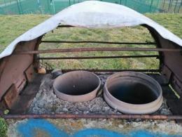 Niedopałki, butelki i ulotki wrzucają do...komina. Może dojść do tragedii