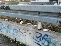 Niedopałki, butelki i ulotki wrzucają do...komina. Może dojść do tragedii