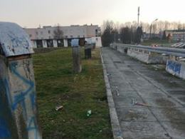 Niedopałki, butelki i ulotki wrzucają do...komina. Może dojść do tragedii