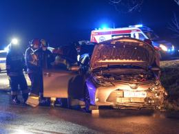 Wypadek dwóch osobówek przy zjeździe na Lewin Brzeski. Są ranni