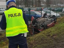 W Zieleńcu dachowało auto osobowe. Kobieta jechała z dwójką dzieci