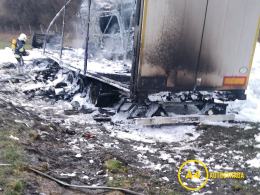 Akcja gaśnicza na A4. Spłonął samochód ciężarowy