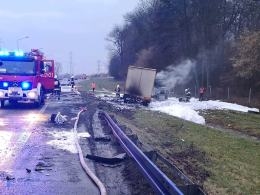 Akcja gaśnicza na A4. Spłonął samochód ciężarowy
