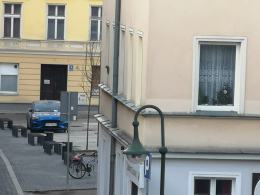 Mieszkańcy skarżą się na parkujących niezgodnie z przepisami na placu św. Sebastiana