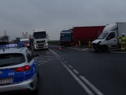 Niebezpiecznie na drogach. W Brzegu bus zderzył się z osobówką