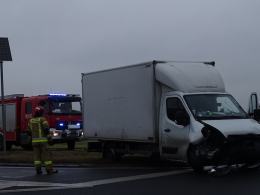 Niebezpiecznie na drogach. W Brzegu bus zderzył się z osobówką