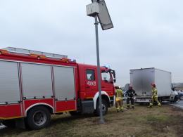 Niebezpiecznie na drogach. W Brzegu bus zderzył się z osobówką