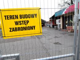 Runęły pamiętne czworaki przy dawnym PKS