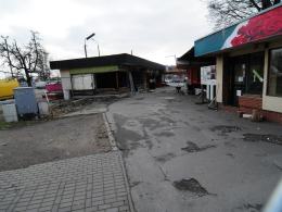Runęły pamiętne czworaki przy dawnym PKS