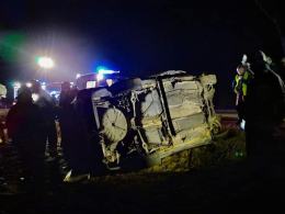 Peugeot uderzył w drzewo i przepust drogowy. Jedna osoba ranna