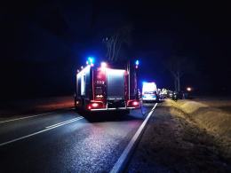 Peugeot uderzył w drzewo i przepust drogowy. Jedna osoba ranna