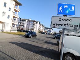 (Wyjątki to strefy ruchu i strefy zamieszkania wyznaczone na drogach wewnętrznych, gdzie obowiązują jednoznaczne przepisy.)