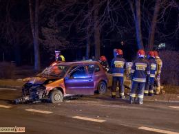 Młody mężczyzna staranował autem betonowe ogrodzenie. Był nietrzeźwy