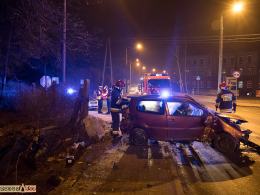 Młody mężczyzna staranował autem betonowe ogrodzenie. Był nietrzeźwy