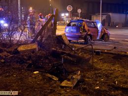 Młody mężczyzna staranował autem betonowe ogrodzenie. Był nietrzeźwy