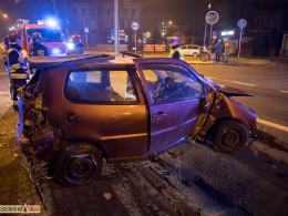 Młody mężczyzna staranował autem betonowe ogrodzenie. Był nietrzeźwy