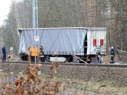 Śmiertelny wypadek na przejeździe kolejowym w Nowej Schodni. Wstrzymano ruch pociągów