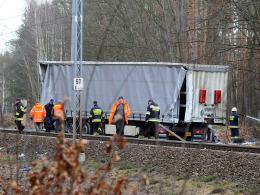 Śmiertelny wypadek na przejeździe kolejowym w Nowej Schodni. Wstrzymano ruch pociągów