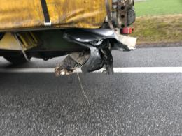 Kierujący osobówką wjechał pod ciężarówkę. Kolizja w Osowcu