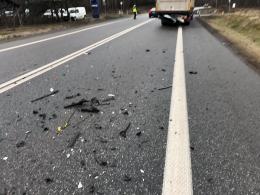 Kierujący osobówką wjechał pod ciężarówkę. Kolizja w Osowcu