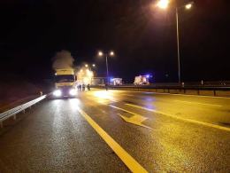 4 zastępy straży gasiły płonącą naczepę na A4