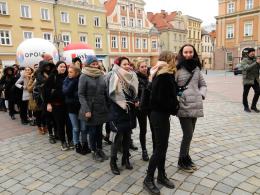 Blisko pół tysiąca maturzystów zatańczyło poloneza na rynku w Opolu