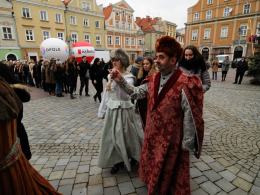 Blisko pół tysiąca maturzystów zatańczyło poloneza na rynku w Opolu