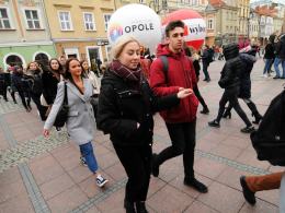 Blisko pół tysiąca maturzystów zatańczyło poloneza na rynku w Opolu