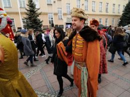 Blisko pół tysiąca maturzystów zatańczyło poloneza na rynku w Opolu