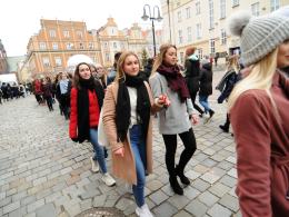 Blisko pół tysiąca maturzystów zatańczyło poloneza na rynku w Opolu