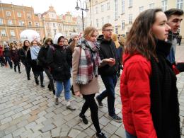 Blisko pół tysiąca maturzystów zatańczyło poloneza na rynku w Opolu