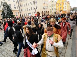 Blisko pół tysiąca maturzystów zatańczyło poloneza na rynku w Opolu