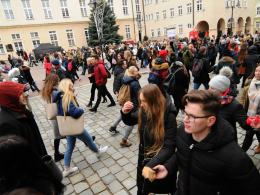 Blisko pół tysiąca maturzystów zatańczyło poloneza na rynku w Opolu
