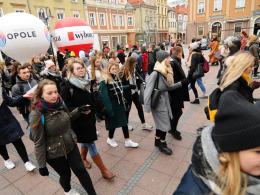 Blisko pół tysiąca maturzystów zatańczyło poloneza na rynku w Opolu