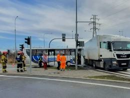 Ciężarówka zderzyła się z autobusem w Brzegu. 4 osoby ranne