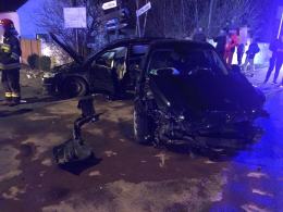 Zderzenie dwóch osobówek w Winowie. Jedna osoba ranna